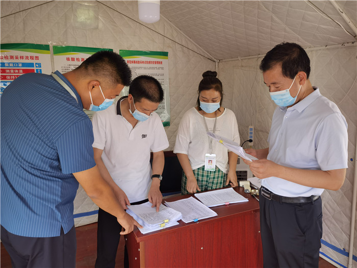 7月18日，慶陽市紀(jì)委監(jiān)委督查組在慶陽汽車北站了解來慶返慶人員信息登記、四級網(wǎng)格落實等疫情防控措施落實情況。 張霖森 攝.jpg