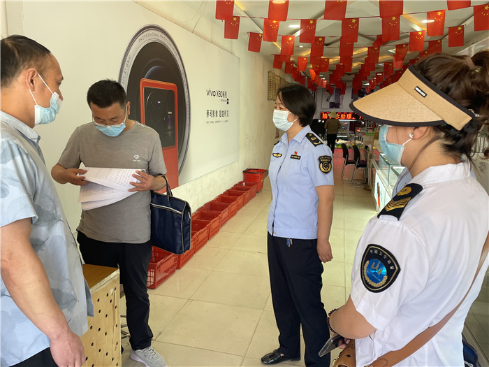 7月20日，定西市漳縣紀(jì)委監(jiān)委駐縣衛(wèi)生健康局紀(jì)檢監(jiān)察組抽調(diào)縣市場監(jiān)管局、衛(wèi)建局工作人員,深入新寺鎮(zhèn)萬家超市查看人員出入登記、環(huán)境消殺等。 蔣湘濤 攝.jpg
