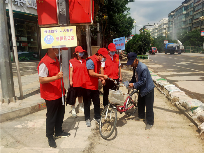 7月21日，定西市通渭縣紀(jì)委監(jiān)委機關(guān)志愿者在城區(qū)開展“不聚集、戴口罩”志愿活動。.jpg