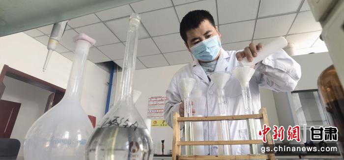 圖為甘肅科技集團(tuán)化工研究院有限責(zé)任公司工作人員正在做實(shí)驗(yàn)。魏建軍 攝
