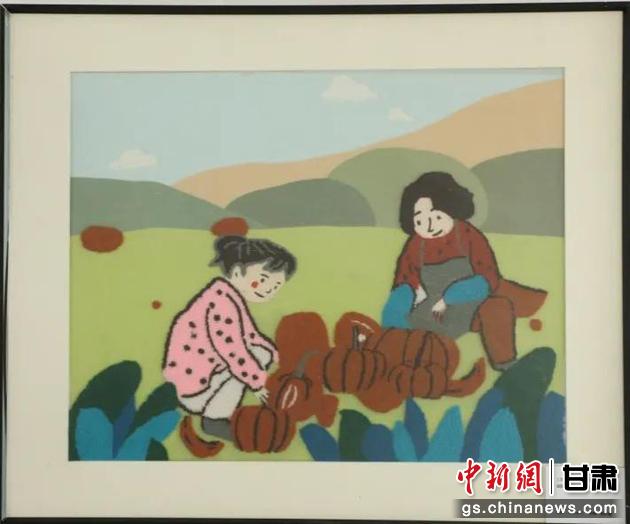 嘉峪關(guān)市新城鎮(zhèn)新城村農(nóng)業(yè)產(chǎn)業(yè)園區(qū)內(nèi)，母女兩人在摘南瓜。刺繡 馬艾米乃 繡稿 敬紅霞