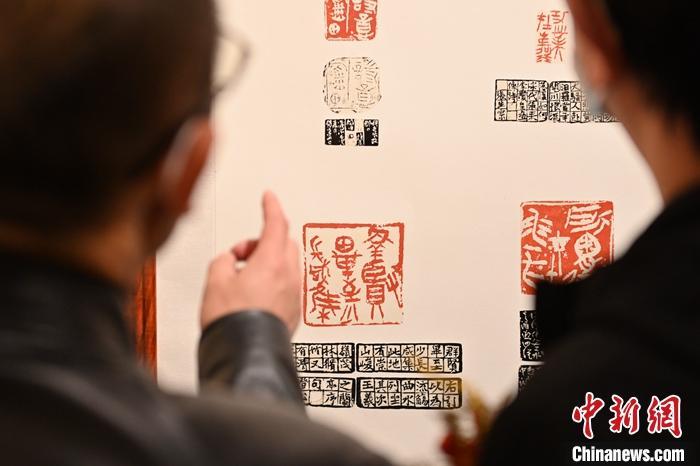 圖為甘肅蘭州，參展作品吸引參觀者。 中新社記者 李亞龍 攝
