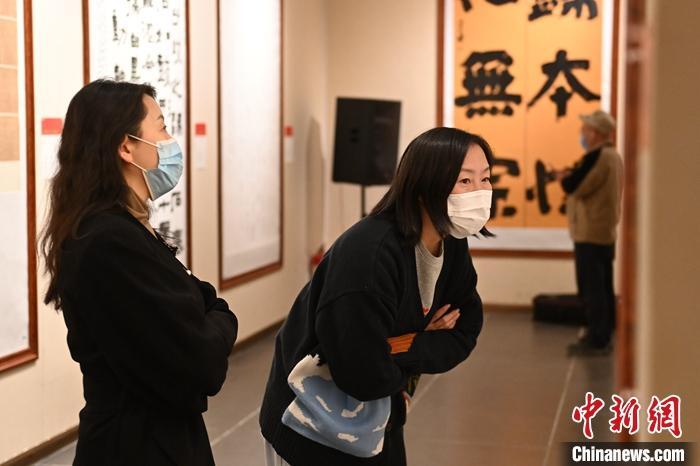 圖為甘肅蘭州，參展書法作品吸引參觀者。 中新社記者 李亞龍 攝