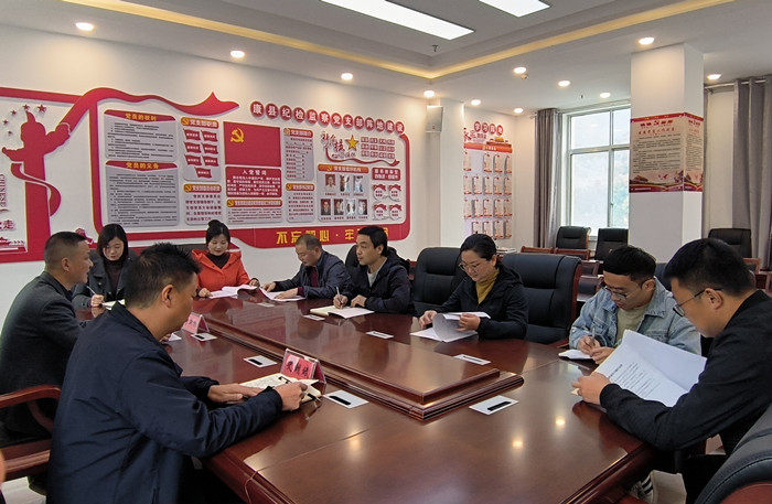 10月19日，康縣紀(jì)委監(jiān)委組織部分班子成員，辦公室、信訪室、案管室、審理室、紀(jì)檢監(jiān)察室等相關(guān)工作人員開展黨的二十大報(bào)告專題討論。.jpg
