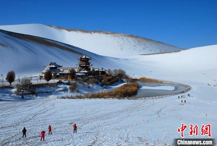 敦煌市鳴沙山月牙泉雪景如畫。(資料圖) 張曉亮 　攝