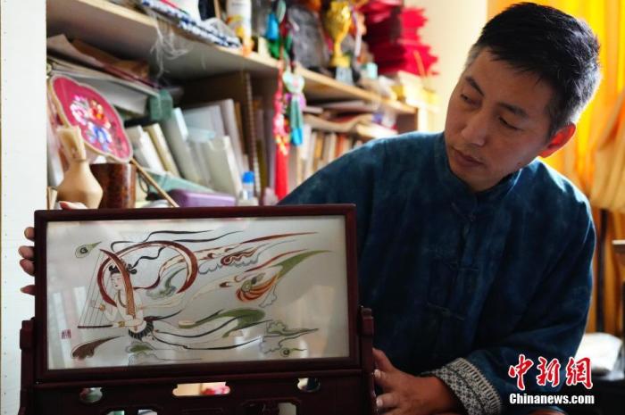 圖為劉云帆展示敦煌元素的刺繡作品。 中新社發(fā) 謝秉錫 攝