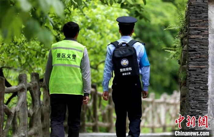 圖為民警背警務(wù)小包在轄區(qū)景區(qū)開展工作。(資料圖) 甘肅省公安廳供圖