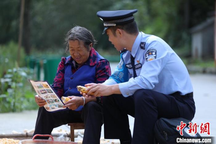 圖為民警背警務(wù)小包給民眾宣講政策。(資料圖) 甘肅省公安廳供圖