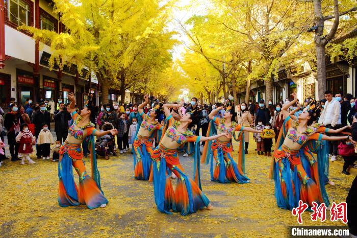 圖為秦州區(qū)文旅局組織的舞蹈隊(duì)帶來的舞蹈《絲路》?！∏刂輩^(qū)委宣布供圖