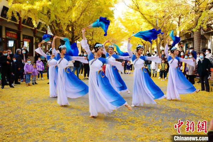 圖為秦州區(qū)文旅局組織的舞蹈隊(duì)帶來的舞蹈《萬疆》。　秦州區(qū)委宣布供圖