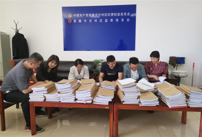 甘州區(qū)紀(jì)檢監(jiān)察干部會同財政、審計工作人員開展玉米制種款管理使用清查工作.jpg