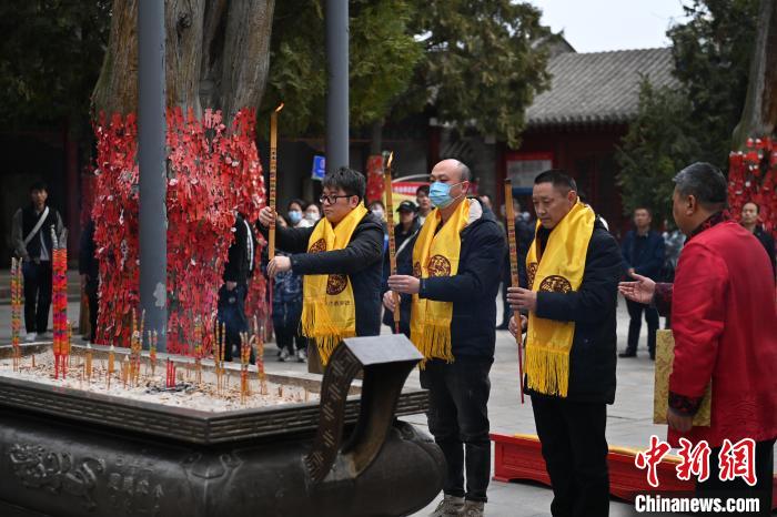 在甘肅天水市伏羲廟內(nèi)，參祭者雙手持香，祭拜人文始祖伏羲?！±顏嘄?攝