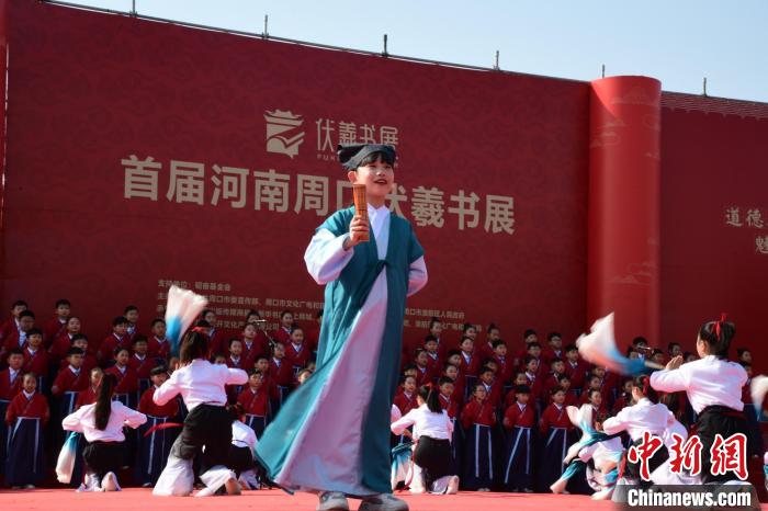 圖為學(xué)生們在開幕式上誦讀經(jīng)典?！×赫赵?攝