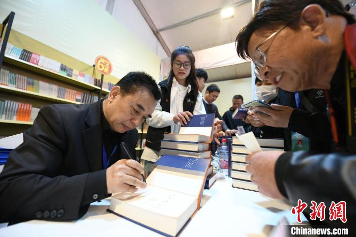 圖為作家王躍文現(xiàn)場簽名售書?！×赫赵?攝