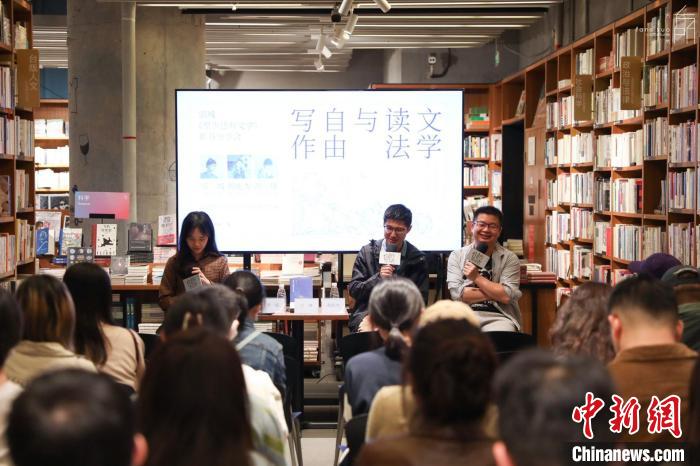《至少還有文學(xué)》推出：在今天，我們?yōu)槭裁催€需要文學(xué)？