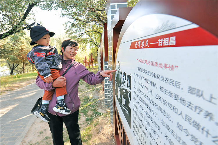 嘉峪關(guān)市紀(jì)委監(jiān)委通過實(shí)施“政治鑄廉、教育促廉、文化育廉、陣地助廉、監(jiān)督固廉”等“五廉”行動，深入推進(jìn)新時代廉潔文化建設(shè)。圖為市民在迎賓湖絲路廉潔文化主題公園“勤廉楷模墻”接受廉潔文化教育。.jpg