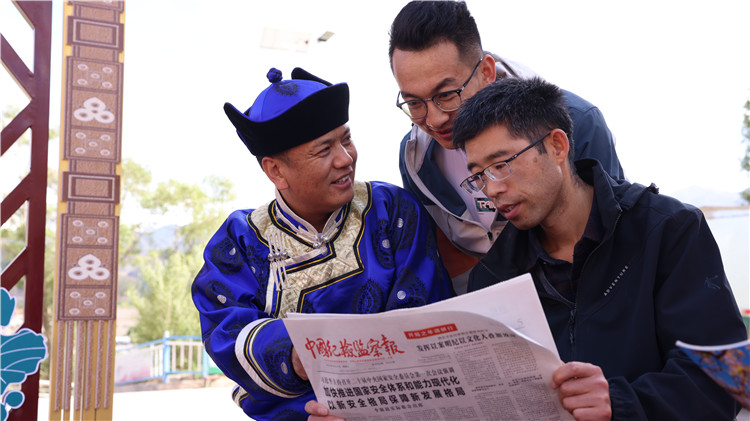 2023年6月8日，甘肅省張掖市肅南裕固族自治縣紅灣寺鎮(zhèn)紀(jì)委工作人員在一小區(qū)廉政文化主題廣場與社區(qū)居民拉家常，宣傳廉潔知識，共話廉潔文化.jpg