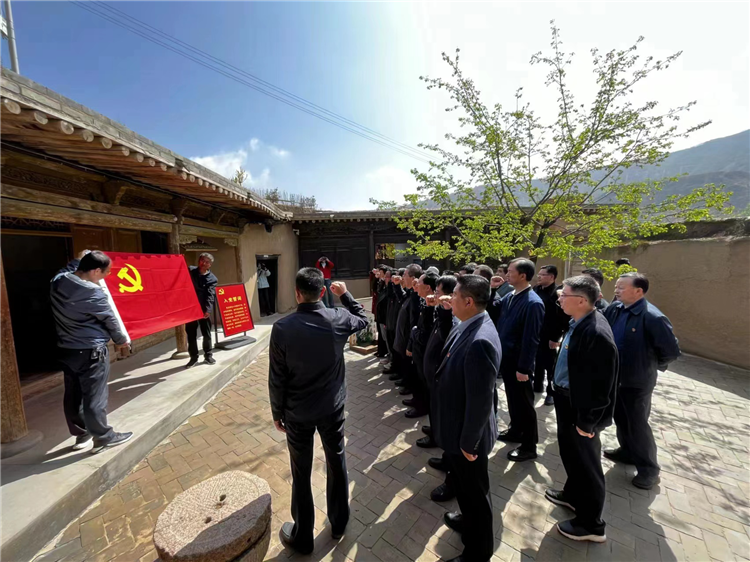 圖為臨夏州紀(jì)委監(jiān)委組織黨員干部在東鄉(xiāng)縣布塄溝黨史教育基地開展革命教育活動，賡續(xù)紅色血脈、汲取奮進(jìn)力量、激發(fā)干事熱情。.png