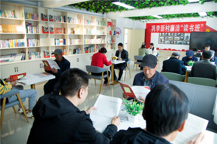 隴南市禮縣開展廉潔書籍進(jìn)農(nóng)家書屋活動，圖為羅壩鎮(zhèn)鞏李新村舉辦的“廉潔讀書班”。.jpg