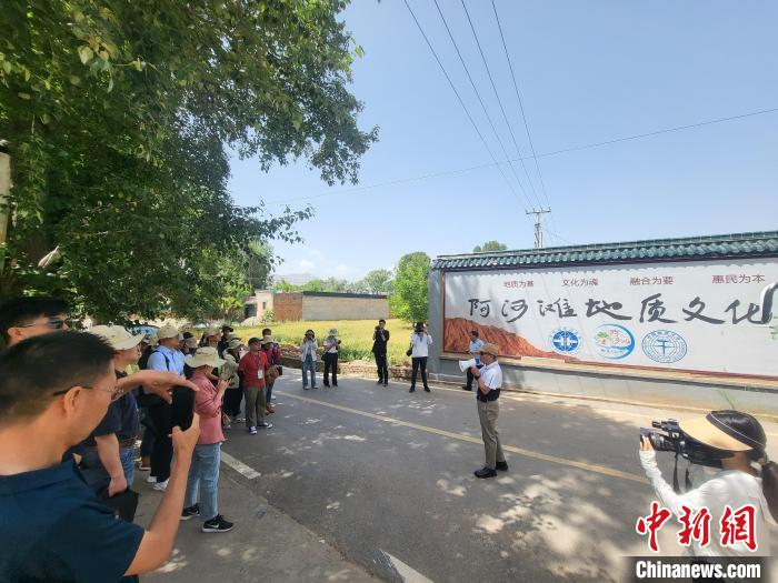 圖為中國(guó)地質(zhì)大學(xué)(北京)教授張緒教介紹村落情況?！『衍?攝