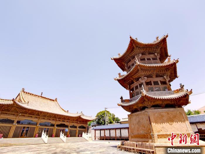 圖為阿河灘清真寺局部?！?zhí)砀?攝