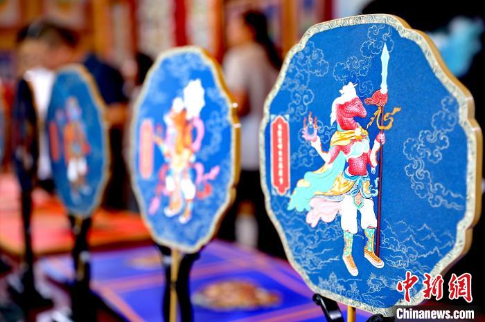 圖為唐卡延伸產(chǎn)品?！⊙Φ?攝