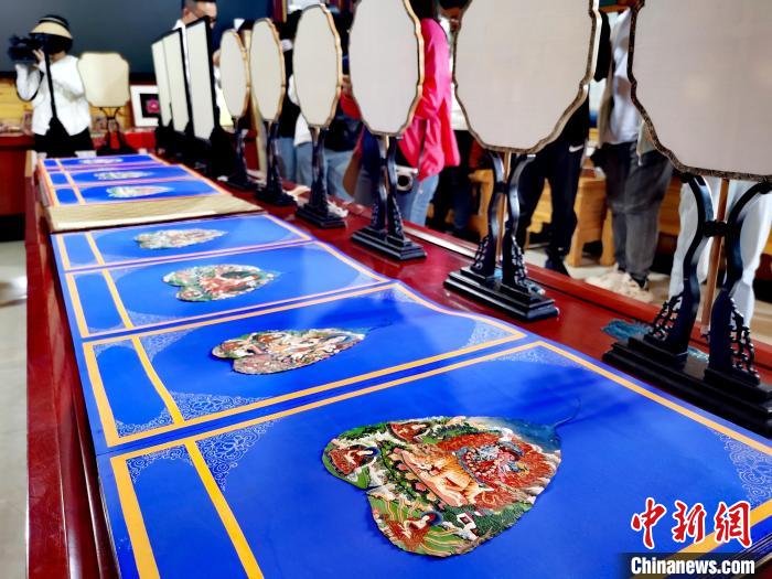 圖為唐卡延伸產(chǎn)品?！?zhí)砀?攝