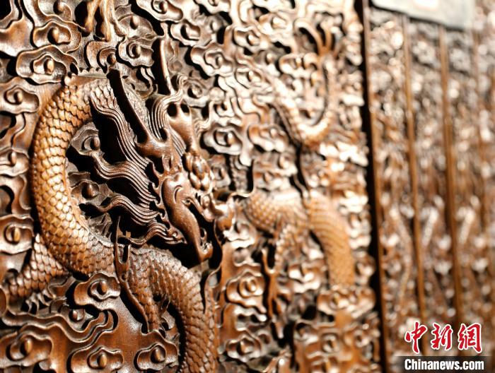 圖為青海永錄民俗博物館內(nèi)珍藏的中式家具細(xì)節(jié)展示。　薛蒂 攝