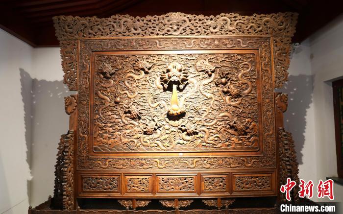 圖為青海永錄民俗博物館內(nèi)珍藏的中式家具?！⊙Φ?攝