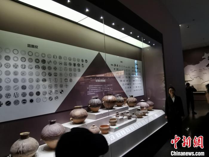 圖為河湟文化博物館展示的當(dāng)?shù)爻鐾敛侍盏募y飾類別?！?zhí)砀?攝