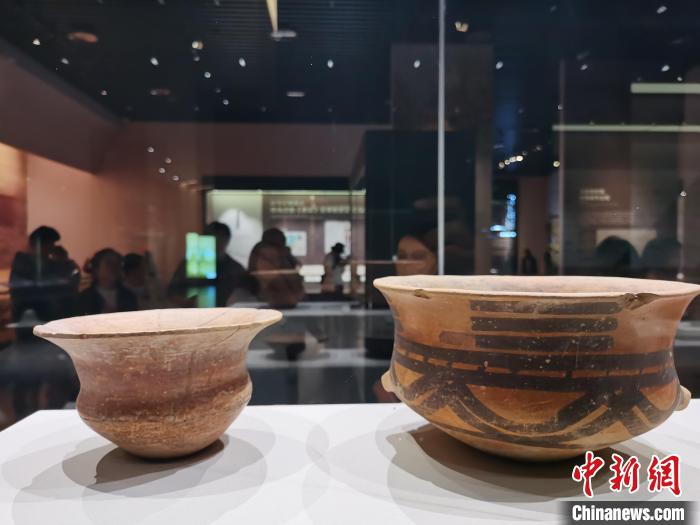 圖為河湟文化博物館展陳的陶器?！?zhí)砀?攝