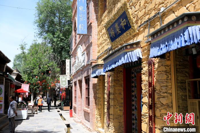 圖為平安驛·河湟民俗文化體驗(yàn)地的門(mén)店?！⊙Φ?攝