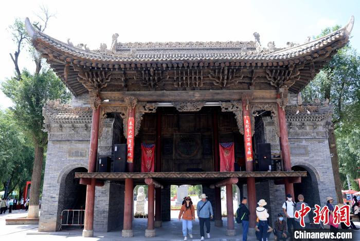 圖為平安驛·河湟民俗文化體驗(yàn)地的戲樓?！⊙Φ?攝