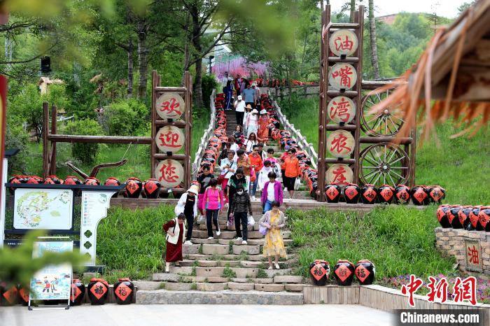 圖為油嘴灣生態(tài)文化景區(qū)的游客?！⊙Φ?攝