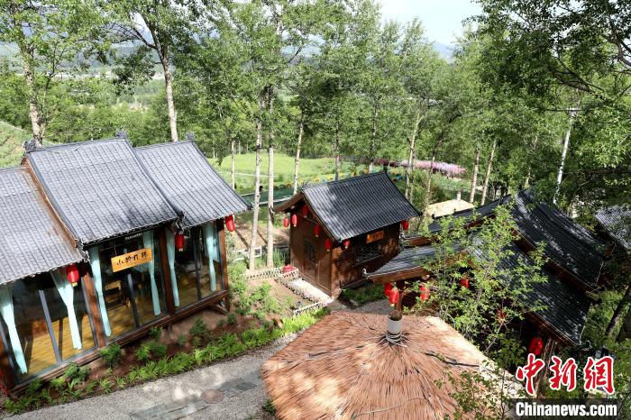 圖為景區(qū)內(nèi)依山而建的民宿?！⊙Φ?攝