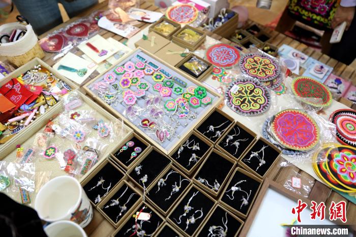圖為盤繡作品?！⊙Φ?攝