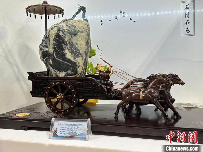 8月3日——7日，2023中國(蘭州)絲綢之路國際賞石文化節(jié)在甘肅國際會展中心舉行。圖為名為《漢武大帝》的黃河石。楊娜 攝</p><p>