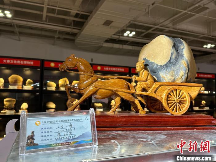 8月3日——7日，2023中國(蘭州)絲綢之路國際賞石文化節(jié)在甘肅國際會展中心舉行。圖為黃河石擺件《千古一帝》。楊娜 攝</p><p>
