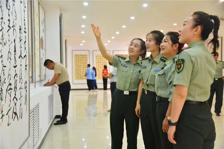觀眾在南梁革命紀(jì)念館參觀甘肅省廉潔文化美術(shù)、書法、設(shè)計作品展.jpg