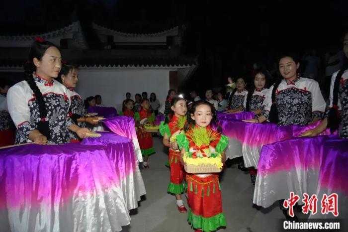 甘肅省西和縣姜席鎮(zhèn)晚霞湖畔，當?shù)孛耖g舉行盛大的乞巧儀式。魏朵朵 攝