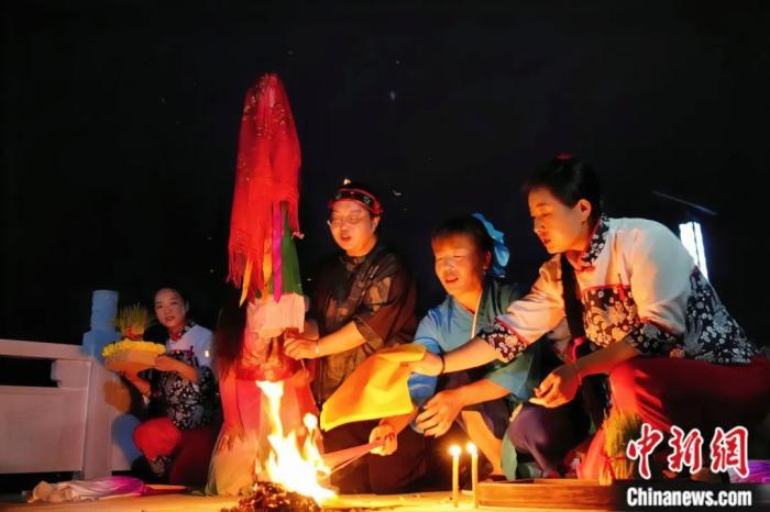 持續(xù)七天八夜的乞巧節(jié)正在西漢水上游的甘肅省西和縣進行。西和縣姜席鎮(zhèn)晚霞湖畔，民眾“巧頭”點蠟、炷香、焚裱紙、跪拜，準備將“巧娘娘”請進院。魏朵朵 攝