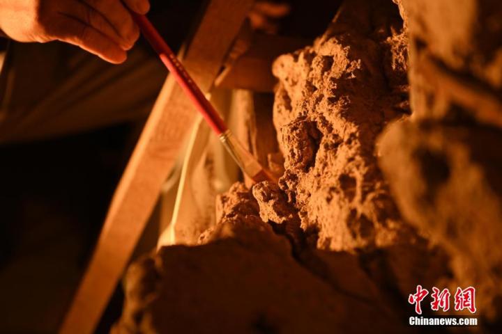 8月25日，文物修復(fù)師牟常有進(jìn)行文物修復(fù)工作。