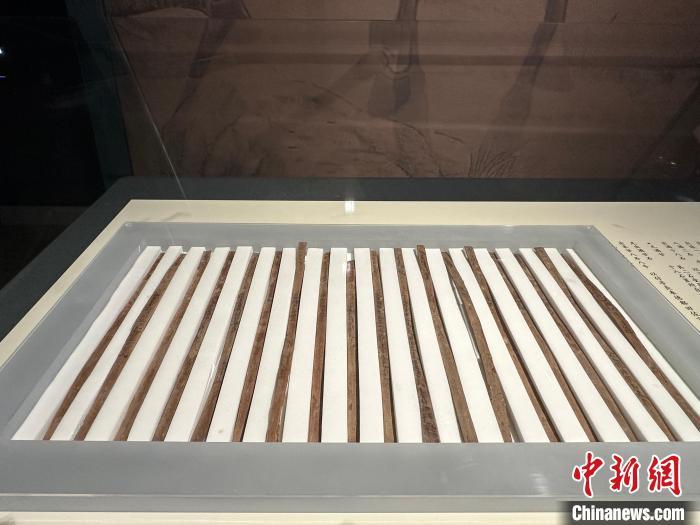 圖為甘肅簡牘博物館展陳的漢簡。中新社記者 戴文昌 攝