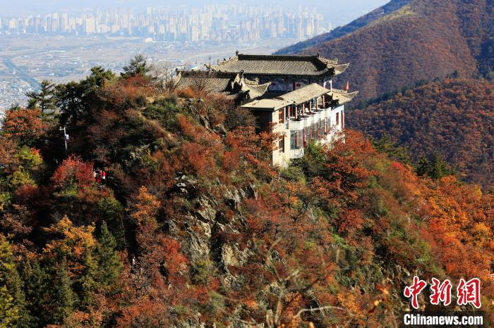 深秋，位于蘭州市榆中縣的興隆山，漫山遍野成五彩顏色。張?zhí)鞂?攝