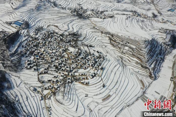 圖為航拍甘肅隴南市西和縣的“雪后鄉(xiāng)村”。(資料圖)張平良 攝