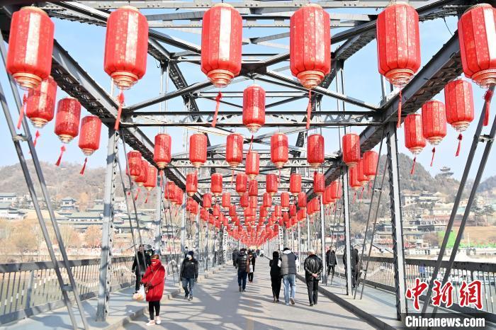1月30日，裝扮一新的中山橋為即將到來的新春佳節(jié)增添節(jié)日氛圍。九美旦增 攝</p><p>