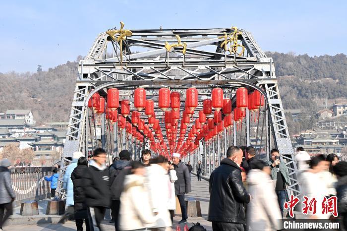 1月30日，裝扮一新的中山橋為即將到來的新春佳節(jié)增添節(jié)日氛圍。九美旦增攝</p><p>