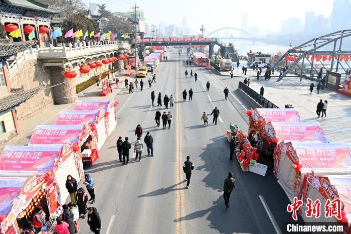 1月30日，蘭州黃河畔的年貨集市吸引顧客選購年貨。九美旦增 攝</p><p>