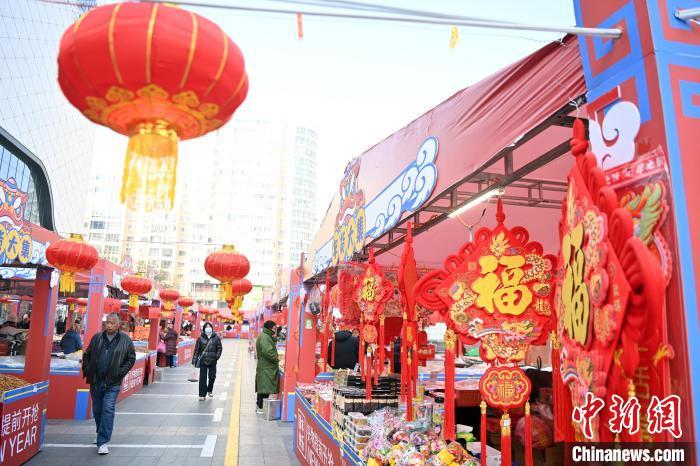 1月30日，蘭州街頭琳瑯滿目的年貨吸引顧客選購。九美旦增 攝</p><p>
