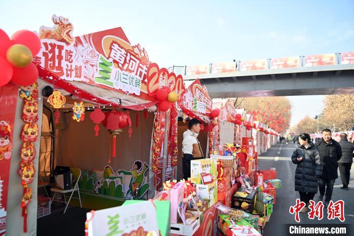 1月30日，蘭州黃河畔的年貨集市吸引顧客選購年貨。九美旦增 攝</p><p>